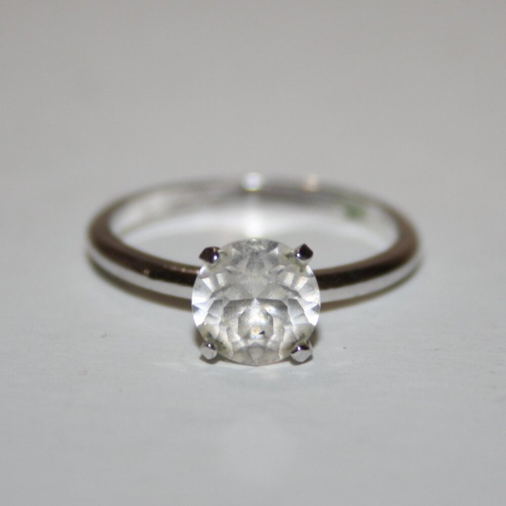 💍 Silver & CZ Solitaire Ring – Size 7.25 Elegant Sparkle · Sleek Profile ·